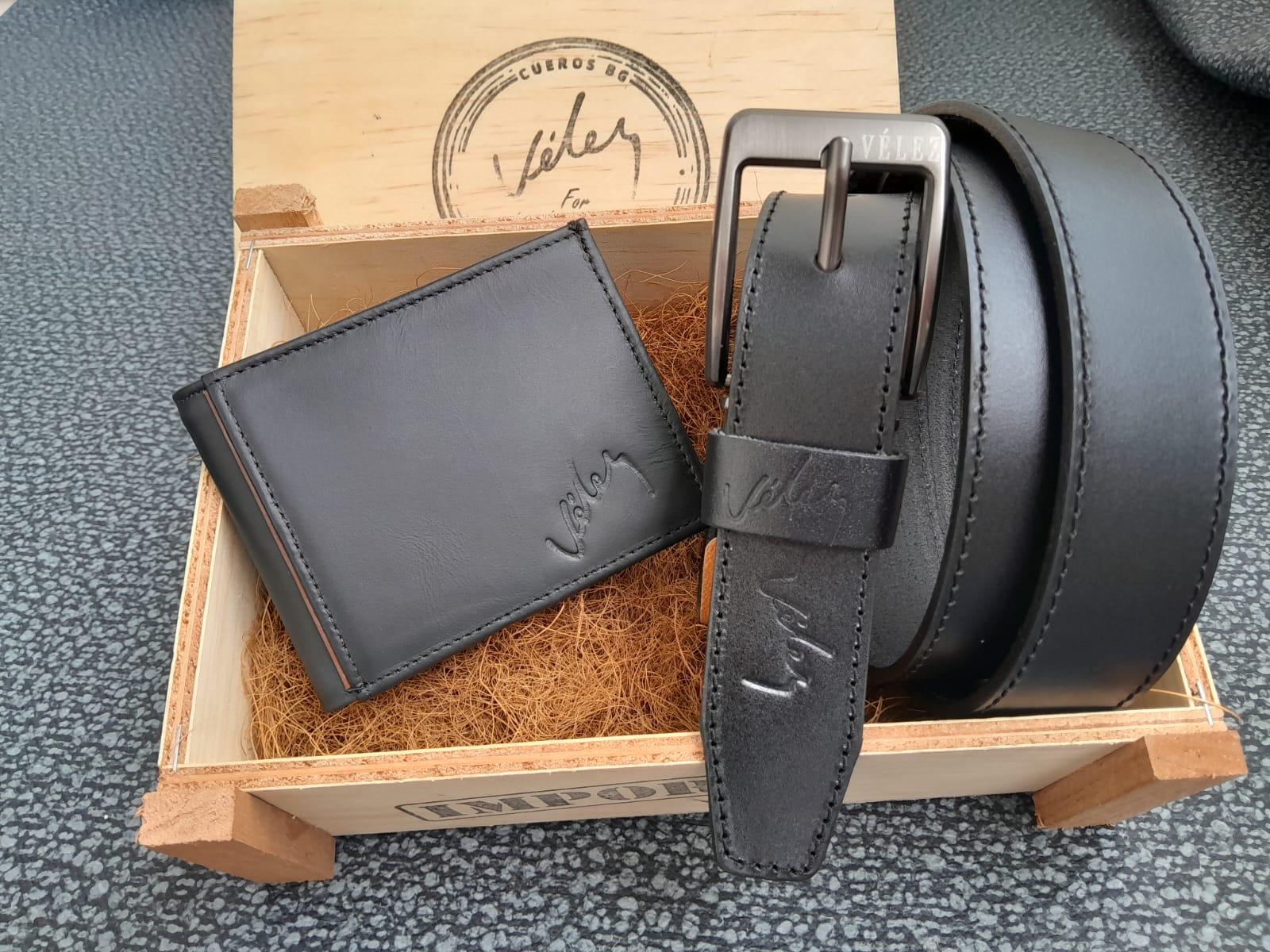 Dúo en Cuero para Hombre: Correa 3,4 cm + Billetera | Estuche de Madera (Réplicas Vélez)